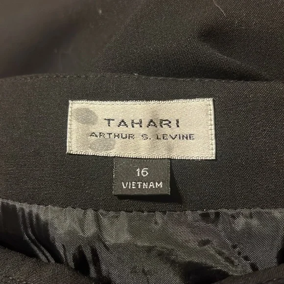 Tahari by Arthur S. Levine black straight skirt with pleat detail at side knee - Picture 8 of 9